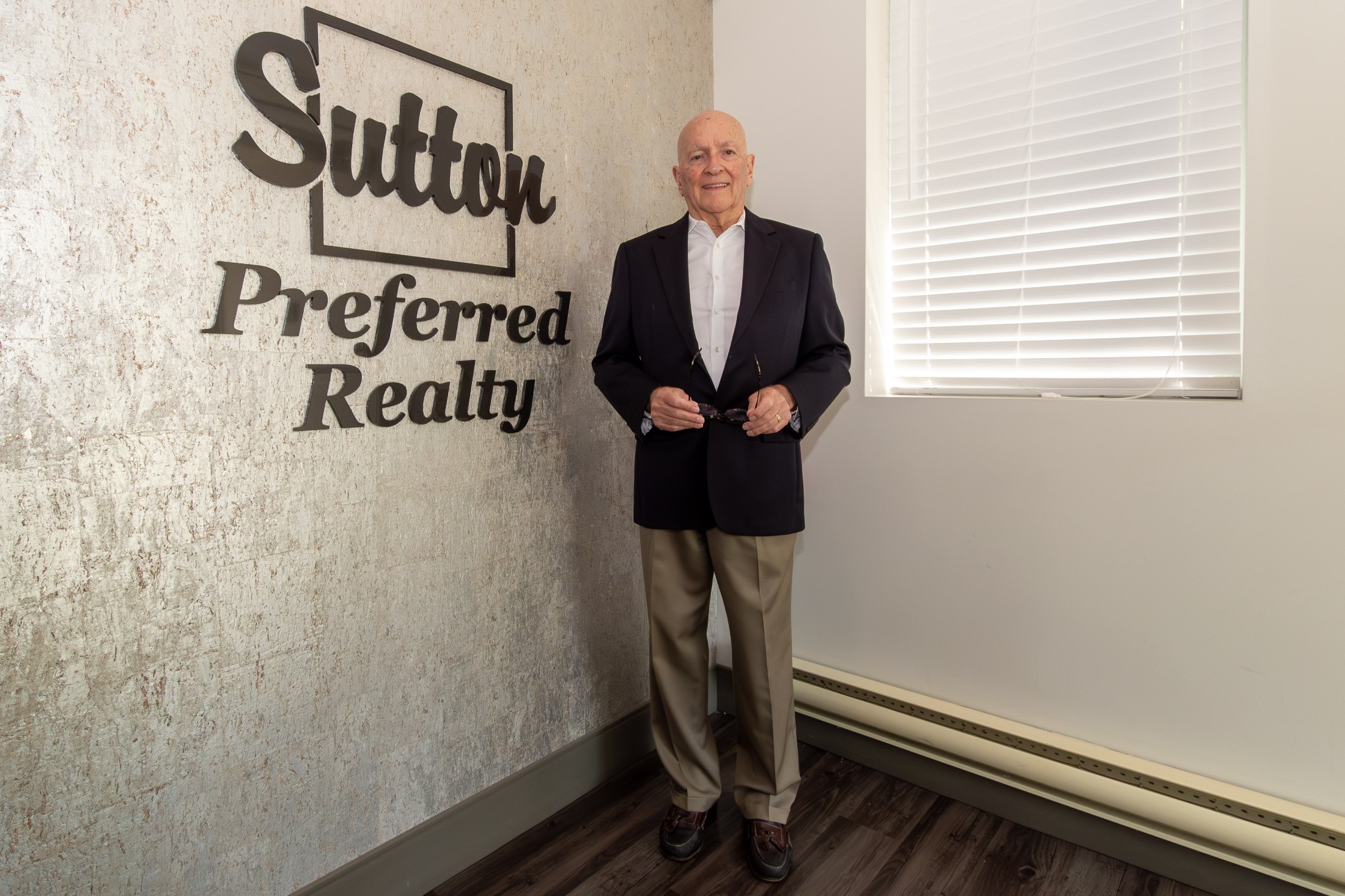 Ty Lacroix holding a sold rider